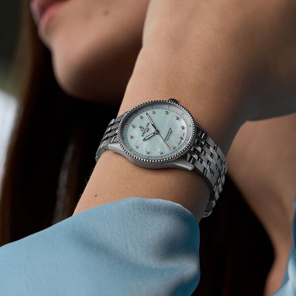 Navitimer 32 mm quartz en acier inoxydable et diamants